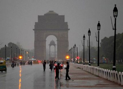 दिल्ली-एनसीआर में बारिश से राहत, तूफान से आई आपदा, कई जगह उखड़े पेड़, उड़ानें भी प्रभावित